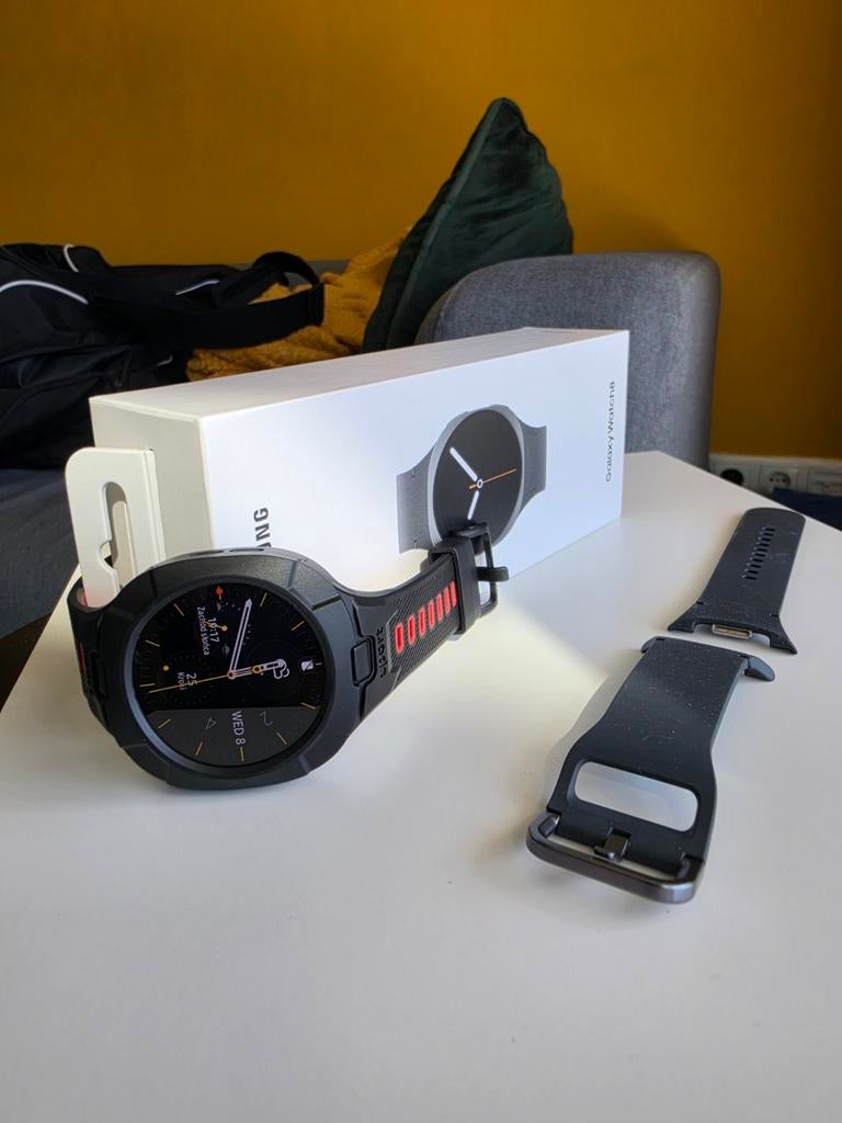 Samsung Galaxy Watch 8 LTE 40mm met siliconen hoesje, Zwart, Ophalen of Verzenden, Zo goed als nieuw, Samsung