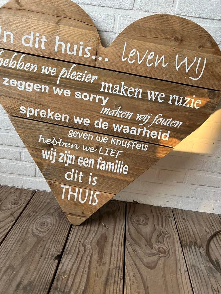 Houten hart met tekst - 'In dit huis leven WIJ', Huis en Inrichting, Woonaccessoires | Tekstborden en Spreuken, Ophalen, Gebruikt