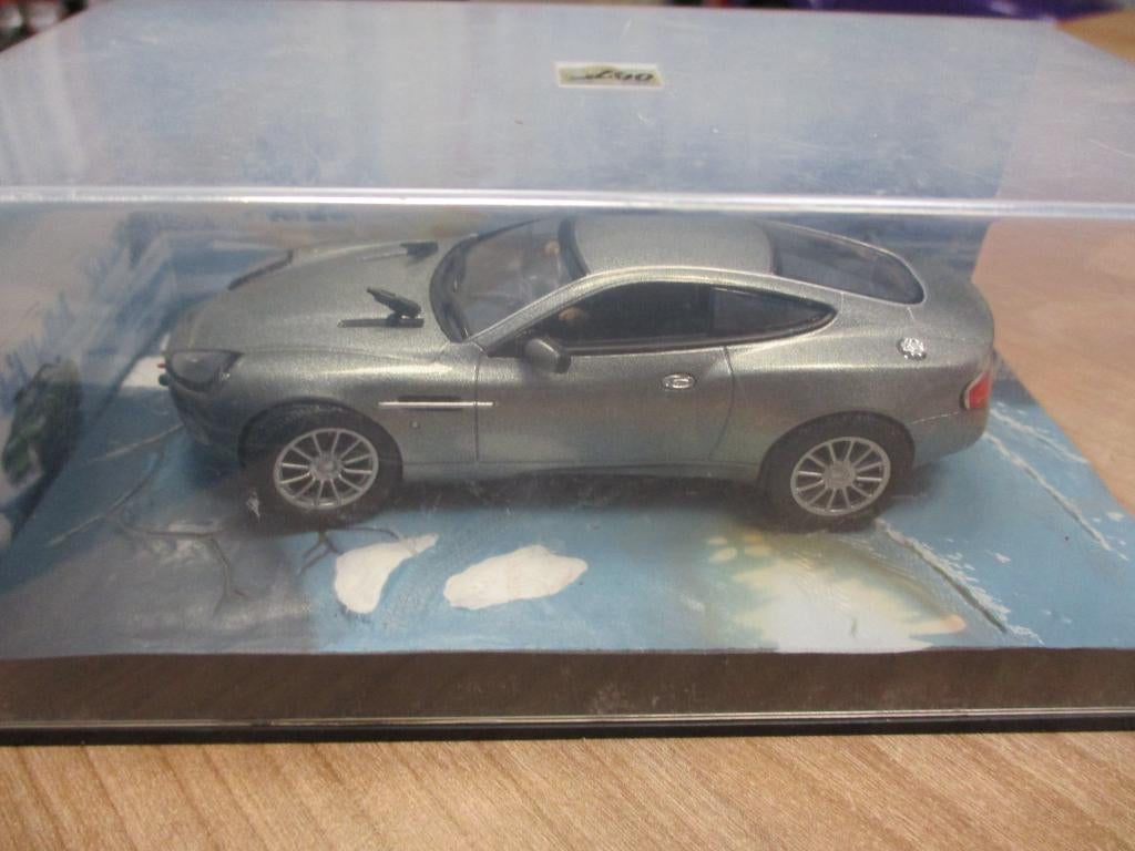 Aston Martin V12 Vanquish James Bond -Die Another day - 1:43, Verzenden, Nieuw, Film, Beeldje, Replica of Model