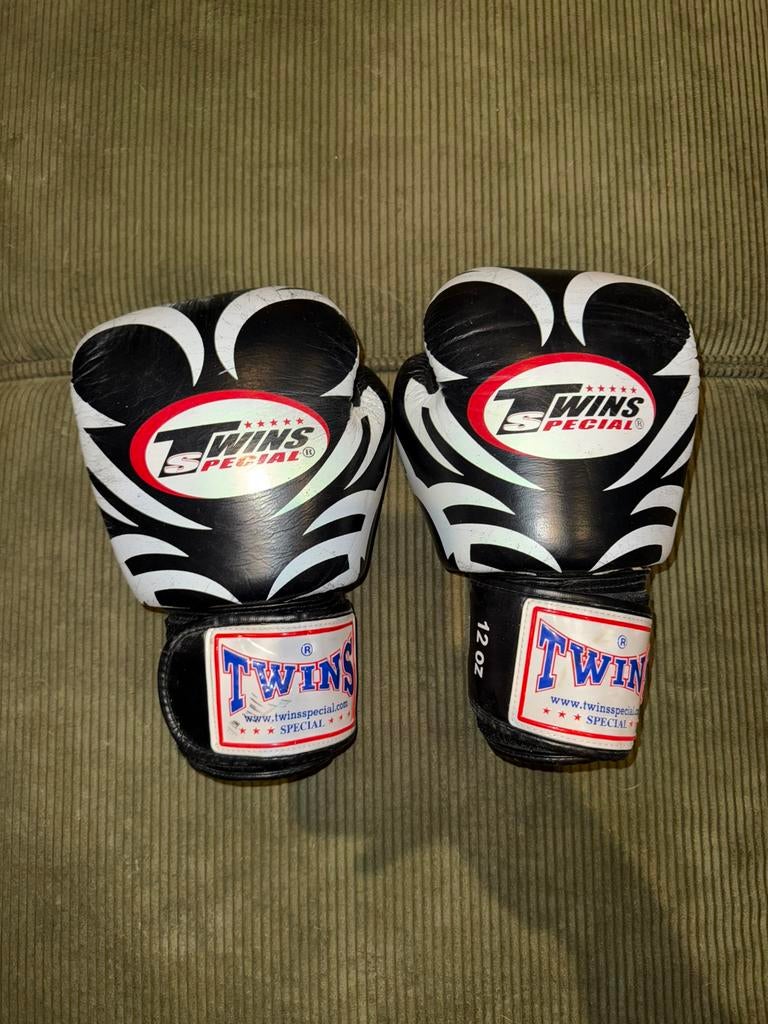 Twins bokshandschoenen 12 oz, Sport en Fitness, Ophalen of Verzenden, Zo goed als nieuw, Bokshandschoenen