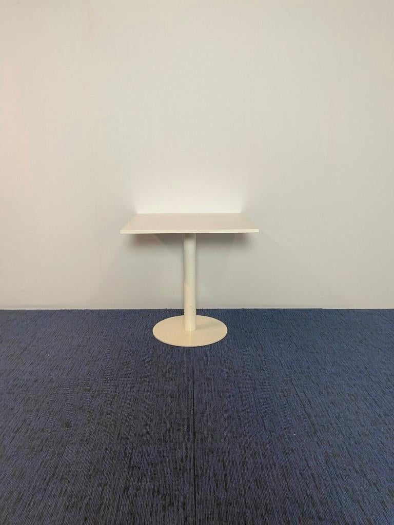 Vergadertafel, wit blad, wit onderstel, 80 x 80 cm., Ophalen, Gebruikt