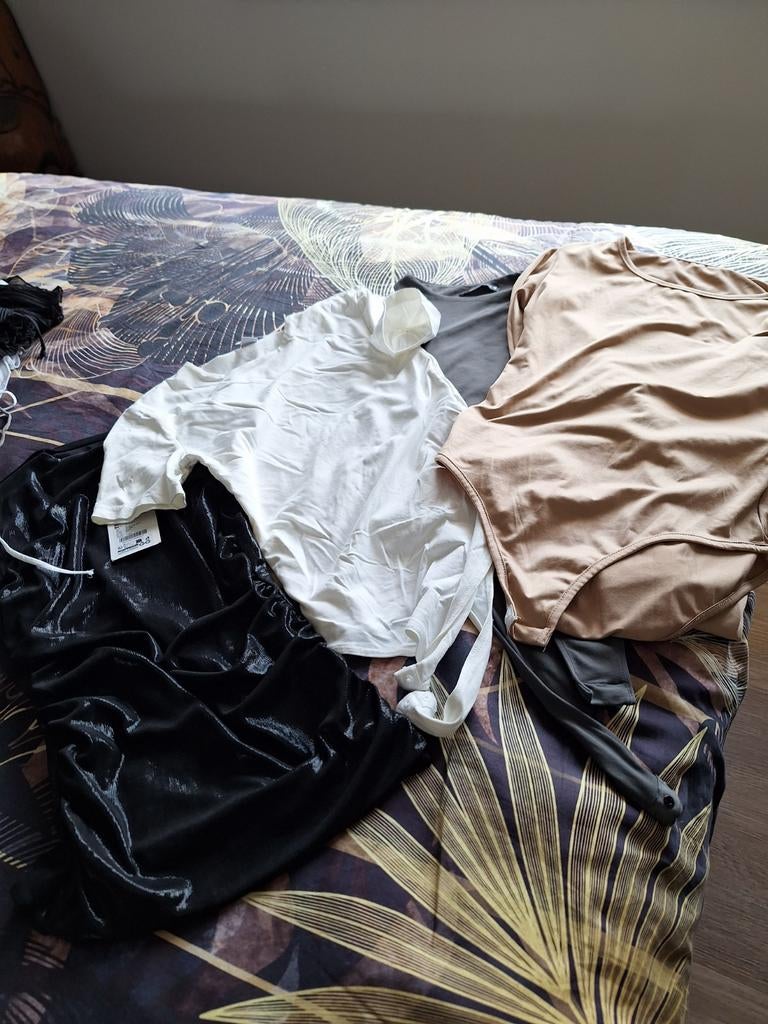 Vier tops:2x  zwart, wit en ,goud, Kleding | Dames, Tops, Ophalen of Verzenden, Zo goed als nieuw, Zwart, Zonder mouw