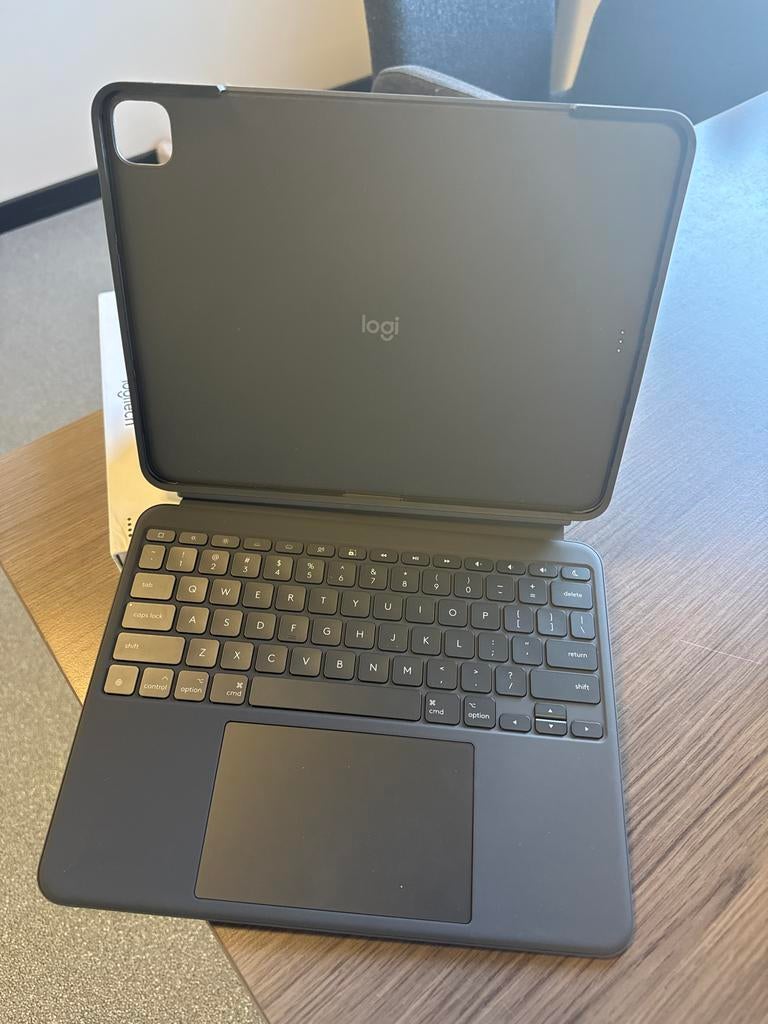 Logi combo touch logitech ipad pro 13 inch nieuw, Ophalen of Verzenden, Gebruikt, 11 inch, Bescherming voor- en achterkant
