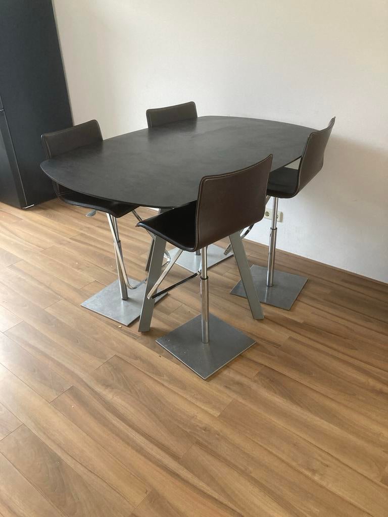 Bartafel (Xooon) met 4 Cattelan Italia leren barkrukken, Huis en Inrichting, Barkrukken, In hoogte verstelbaar, Leer, Ophalen of Verzenden