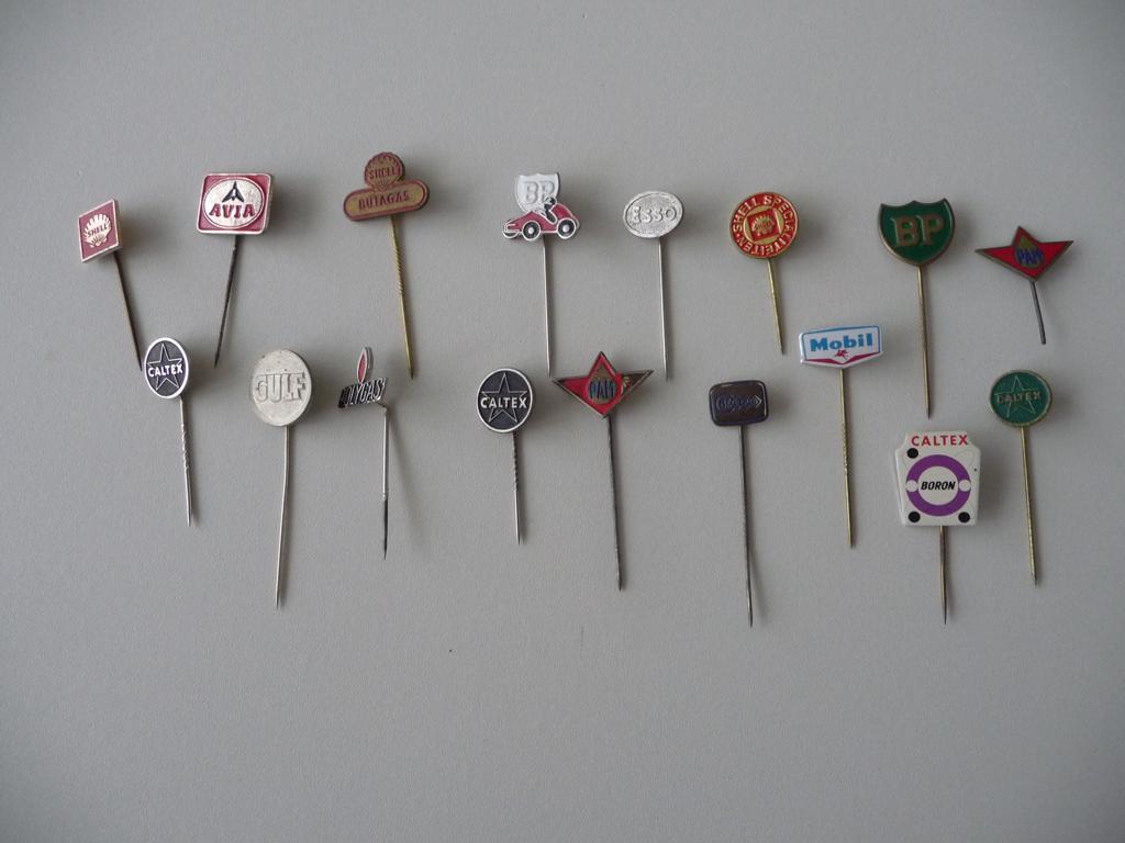 diverse speldjes BENZINEMERKEN 17 stuks, Verzamelen, Ophalen of Verzenden, Gebruikt, Merk, Speldje of Pin