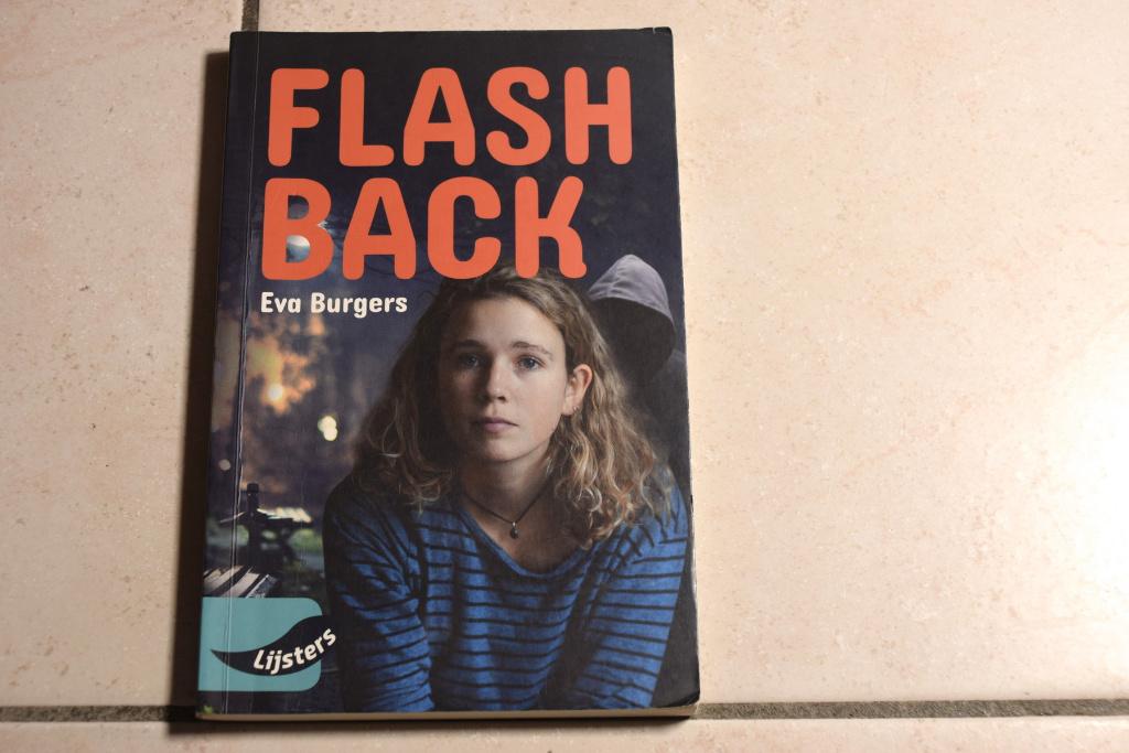 Vroege lijsters: Flashback / Eva Burgers     , Boeken, Ophalen of Verzenden, Zo goed als nieuw, Fictie