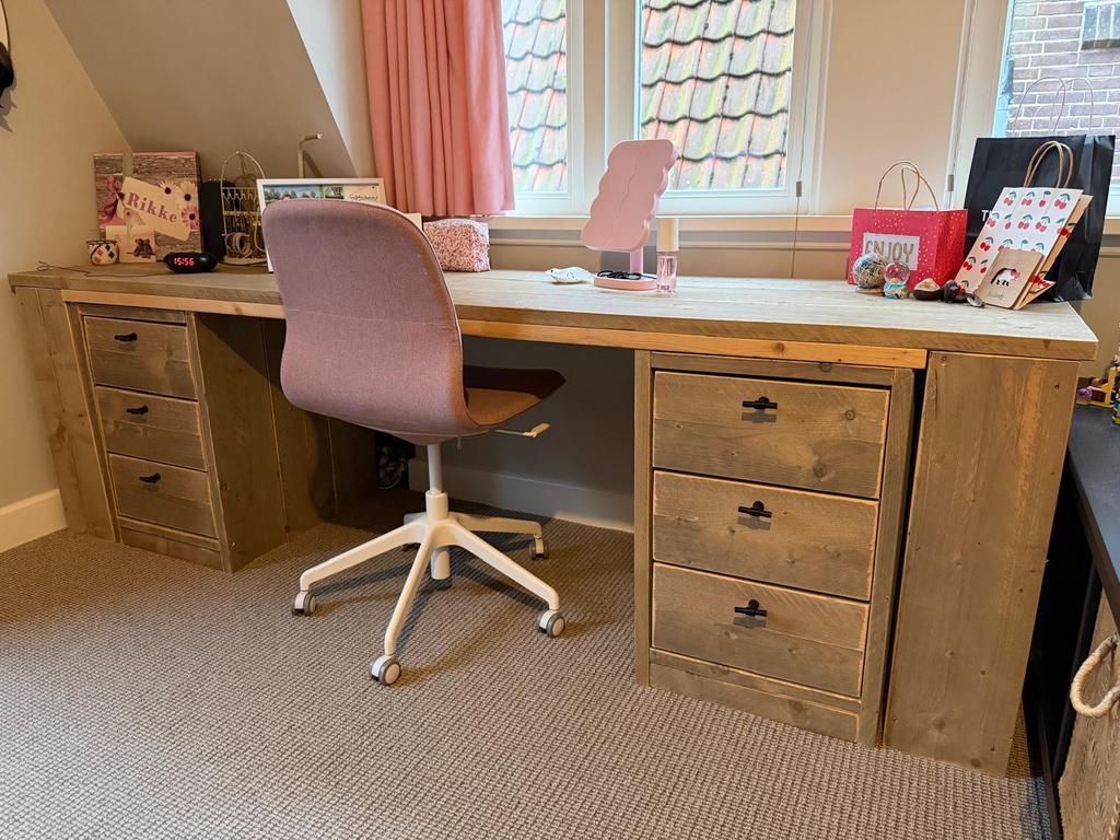 Bureau van steigerhout, Saartje Prum, Ophalen, Zo goed als nieuw