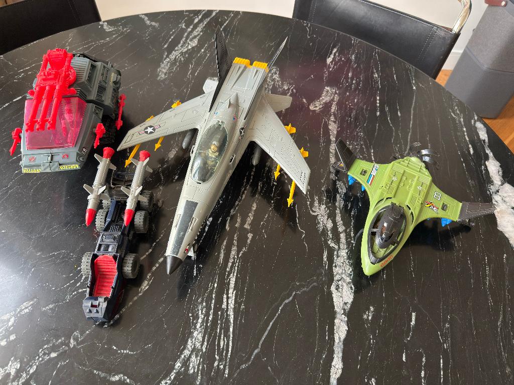 GI Joe vlieg- en voertuigen plus losje poppetjes, etc.