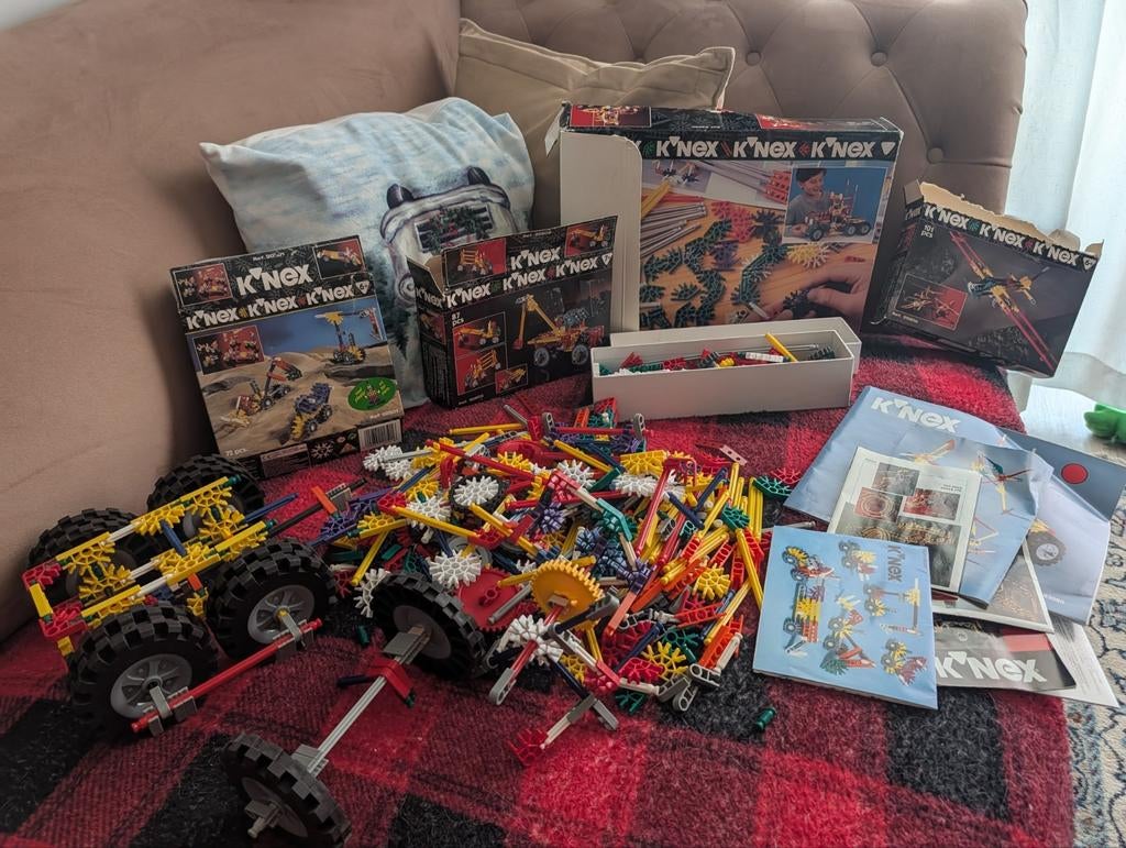 Grote partij K'nex met boekjes en 4 lege dozen, Ophalen