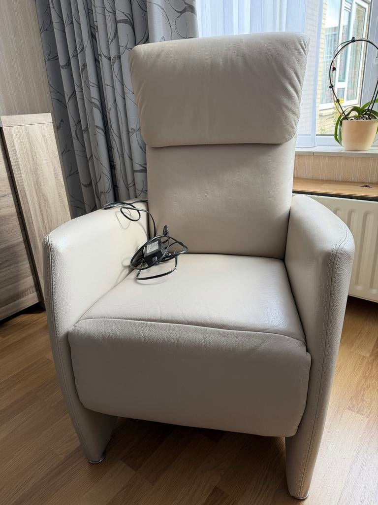 Luxe beige sta op stoel met elektrische verstelling, Ophalen of Verzenden, Zo goed als nieuw, Leer, 75 tot 100 cm