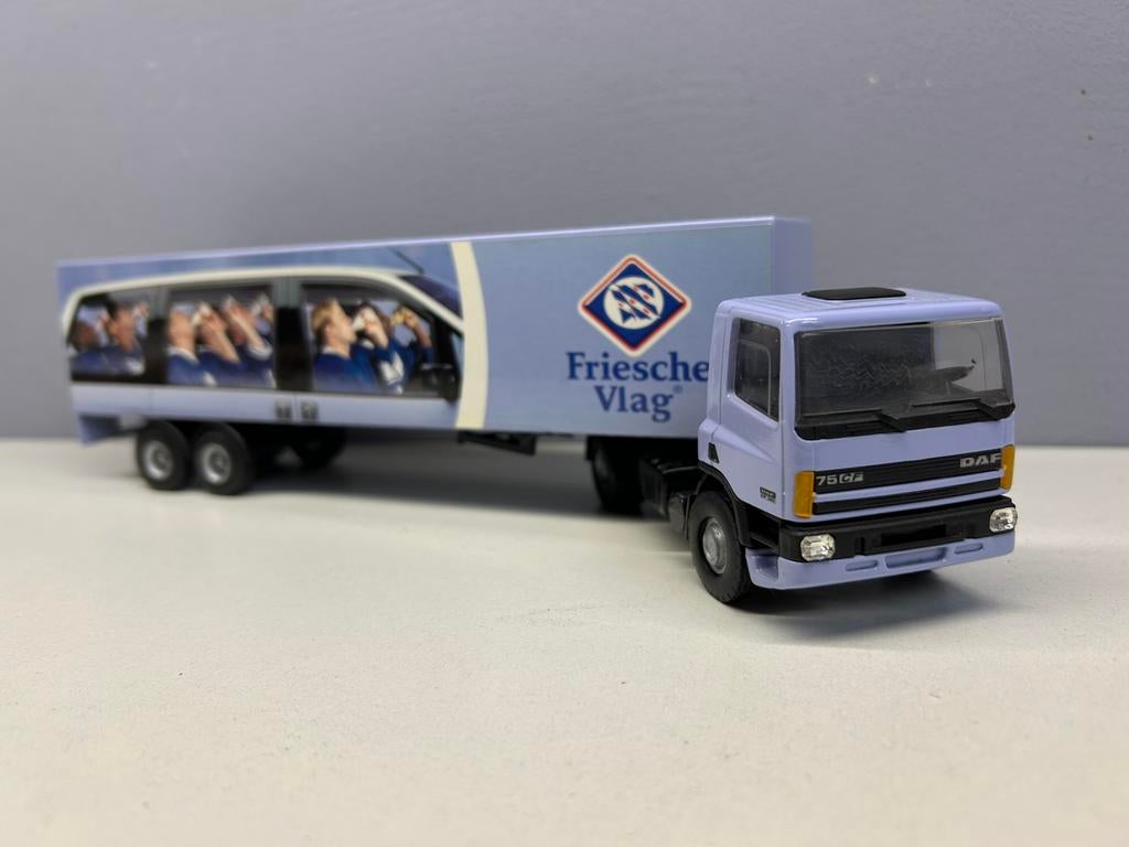 Lion toys car Daf 75CF Frische Vlag mint conditie €22,50, Hobby en Vrije tijd, Ophalen of Verzenden, Nieuw, Bus of Vrachtwagen