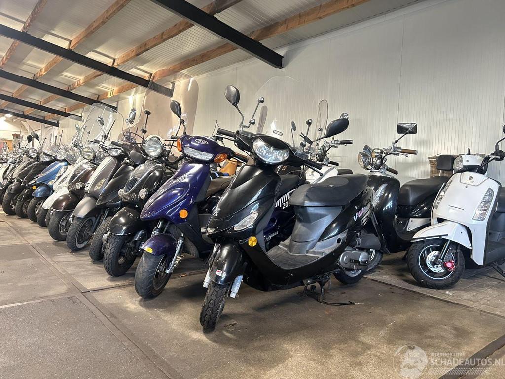 Onbekend Partij 53 scooters (bj 2026), Fietsen en Brommers, Brommers | Schadebrommers, Overige merken