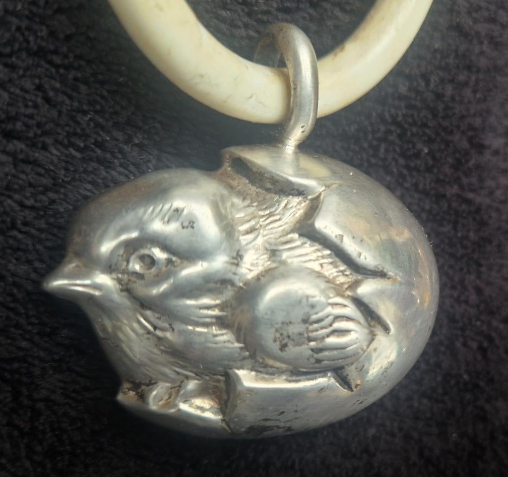 Antieke bijtring zilver kl. PAASKUIKENTJE Kuikentje uit EI, Ophalen of Verzenden