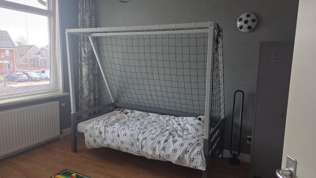 1 persoonsbed met (zelfgemaakt) voetbalgoal. Incl. matras, Gebruikt, 90 cm, Eenpersoons, Wit