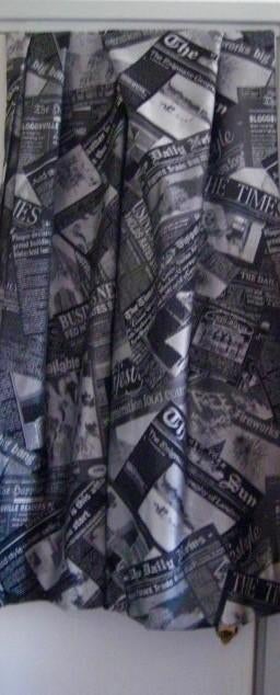 2 GORDIJNEN , MET LETTER PRINT ZWART MET WIT/GRIJZE KLEUR, Huis en Inrichting, Stoffering | Gordijnen en Lamellen, 100 tot 150 cm