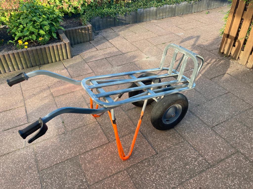 Te huur: stenen kruiwagen, Tuin en Terras, Kruiwagens, Ophalen of Verzenden, Zo goed als nieuw