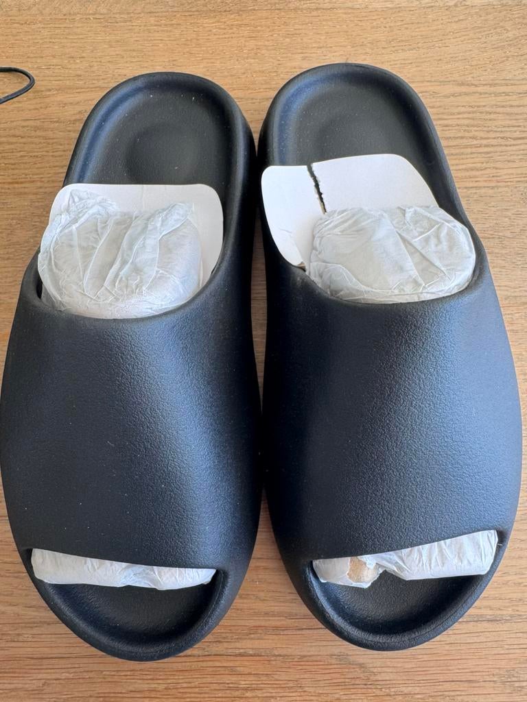 Yeezy slides (YS-01), Kleding | Heren, Schoenen, Slippers, Zwart, Nieuw, Ophalen of Verzenden