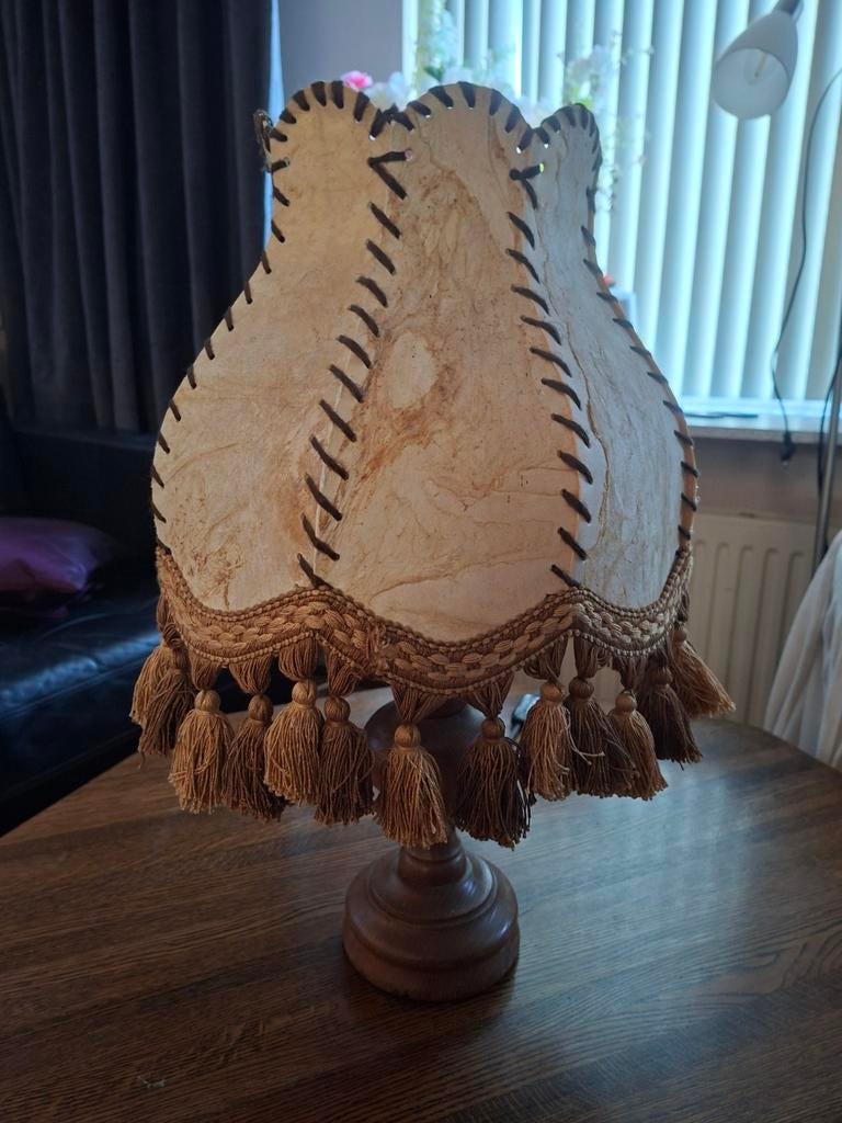 Vintage tafellamp met kwastjes en houten voet, Gebruikt, 50 tot 75 cm, Ophalen of Verzenden, Stof