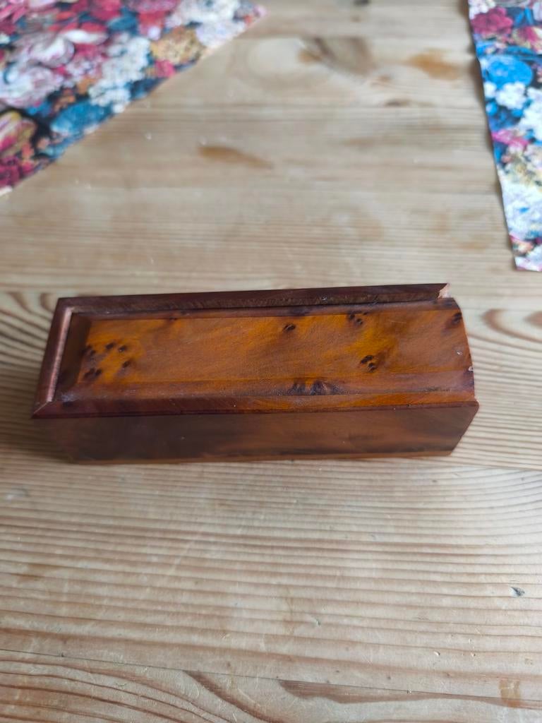 Antiek houten doosje met bakelieten dobbelstenen, Ophalen of Verzenden