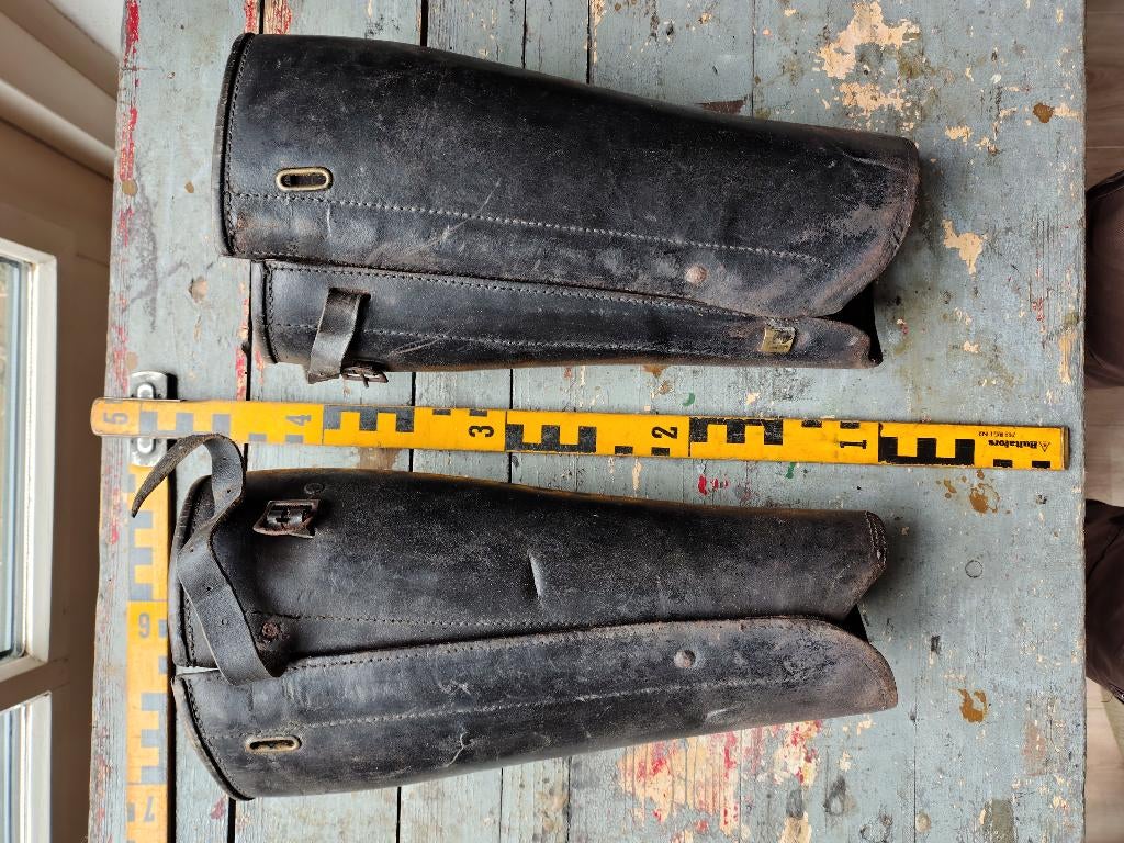 beenstukken, zwart leer 1900 (door Opa van Opa gebruikt), Ophalen of Verzenden, Overige soorten, Nederland, Kleding of Schoenen