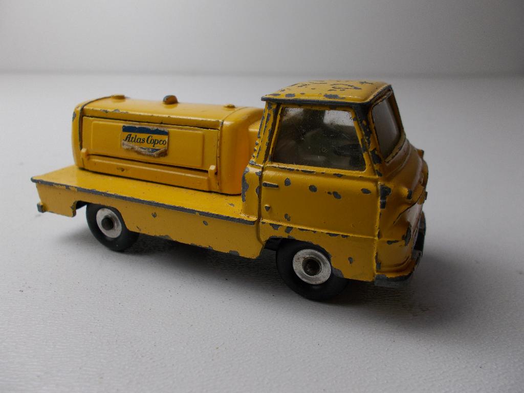 1964 Dinky Toys 436 ATLAS COPCO COMPRESSOR LORRY., Ophalen of Verzenden, Gebruikt, Bus of Vrachtwagen, Dinky Toys