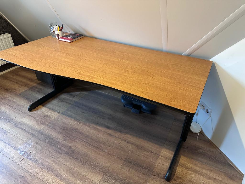 Erg mooi bureau met stalen poten 180 cm, Ophalen, Zo goed als nieuw
