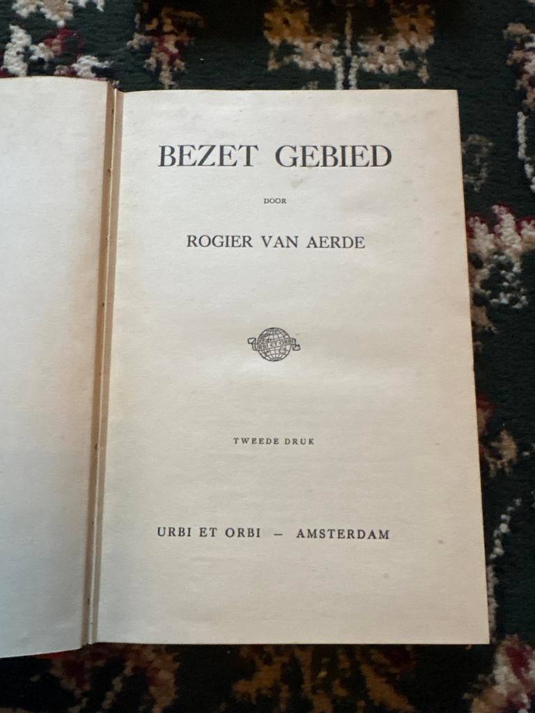 Bezet Gebied - Rogier van Aerde, Boeken, Ophalen of Verzenden, 20e eeuw of later, Gelezen