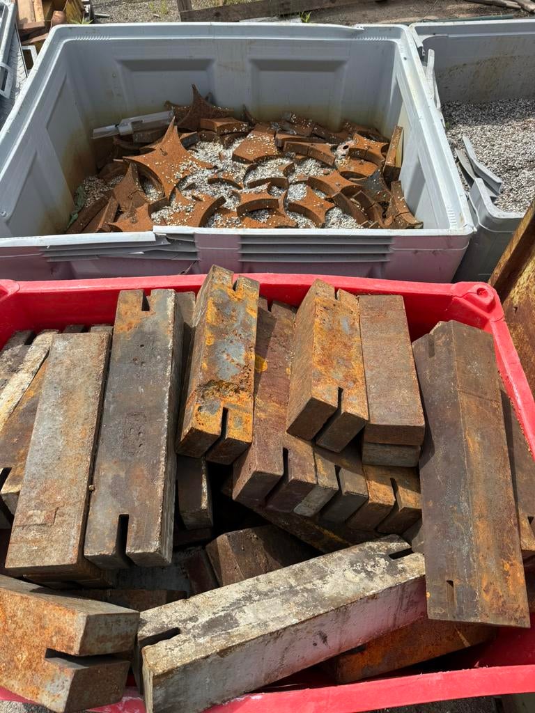 Contragewichten en Ponsdoppen te koop, Ophalen, IJzer