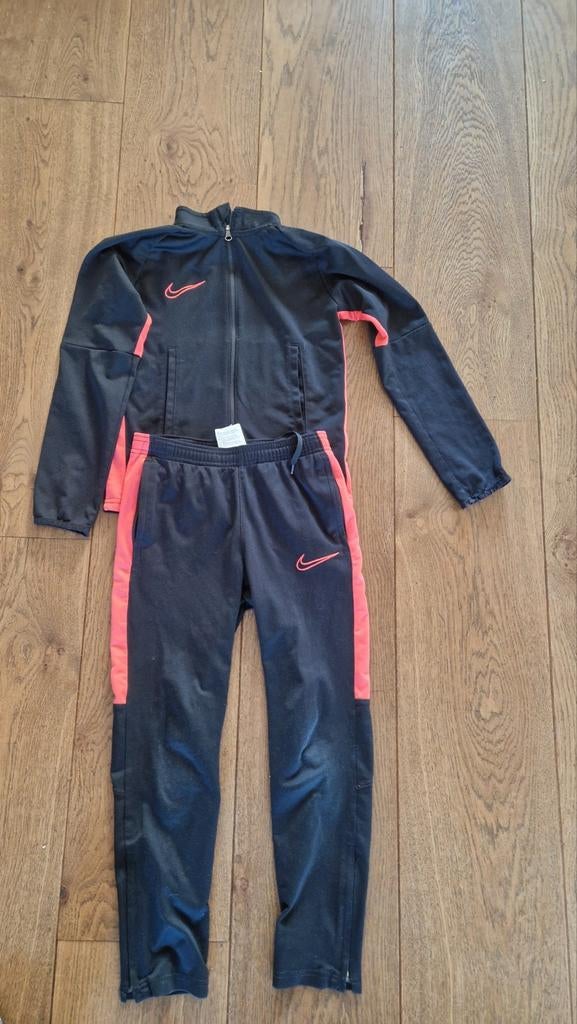 Nike trainingspak maat 128-137, Kinderen en Baby's, Kinderkleding | Maat 128, Ophalen of Verzenden, Zo goed als nieuw, Jongen of Meisje