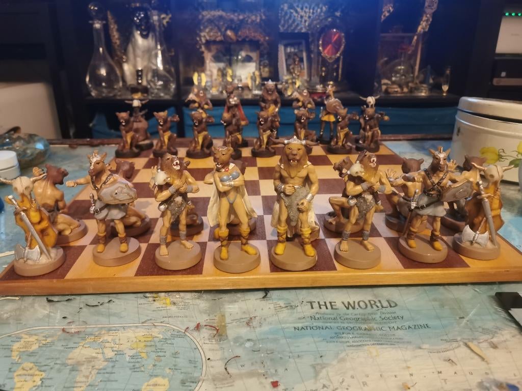 Zeer gedetailleerd handgeschilderd dieren schaakspel, Ophalen of Verzenden