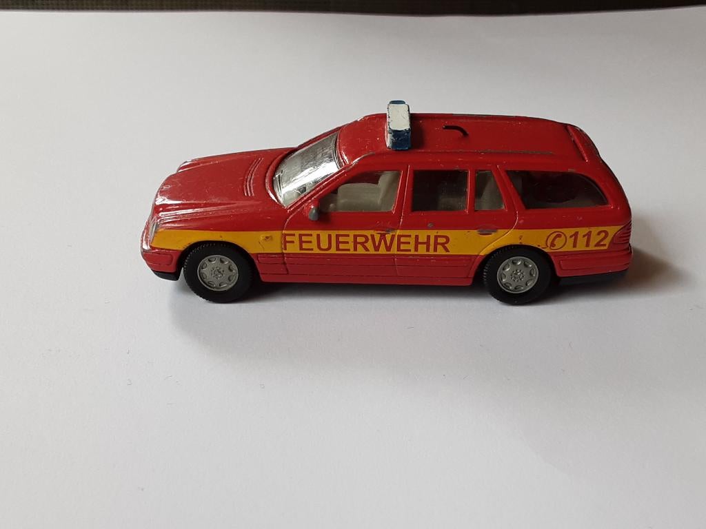 siku 1088 mercedes benz e 290T feuerwehr, Hobby en Vrije tijd, Modelauto's | Overige schalen, Ophalen of Verzenden, Bus of Vrachtwagen