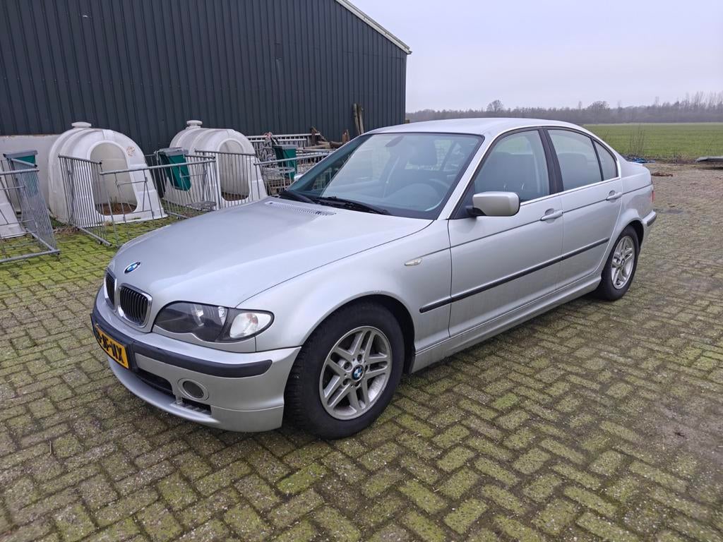 Onderdelen van een BMW 320i Sedan, Ophalen, BMW