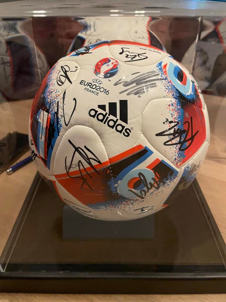 Gesigneerde ingelijste  Feyenoord Bal - Kampioen 2016-2017, Ophalen of Verzenden, Nieuw, Feyenoord, Overige typen
