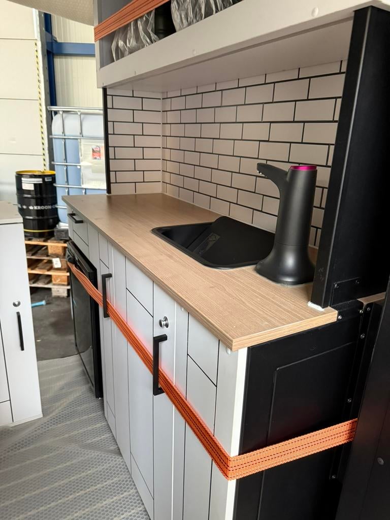 Nieuw plug and play camperinterieur  accu water keuken bed, Euro 5, Achterwielaandrijving, 4 cilinders, Te koop