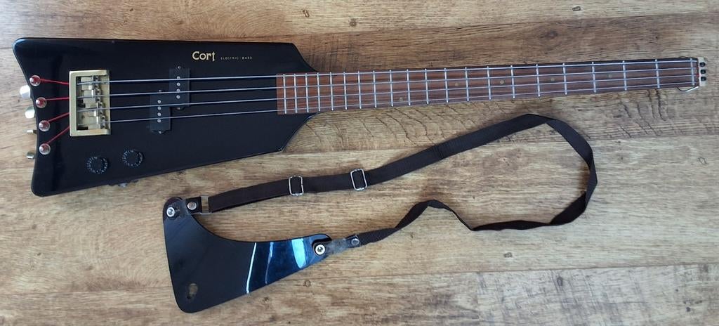 Vintage Cort headles 4 snarige bas., Muziek en Instrumenten, Snaarinstrumenten | Gitaren | Bas, Gebruikt, Elektrisch, Ophalen