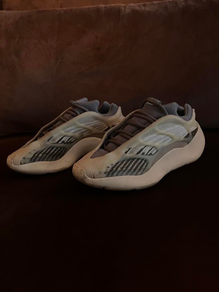 Dit is de Adidas Yeezy 700 V3 "Fade Salt" sneaker. Maat 36, Ophalen of Verzenden, Gedragen, Sneakers of Gympen