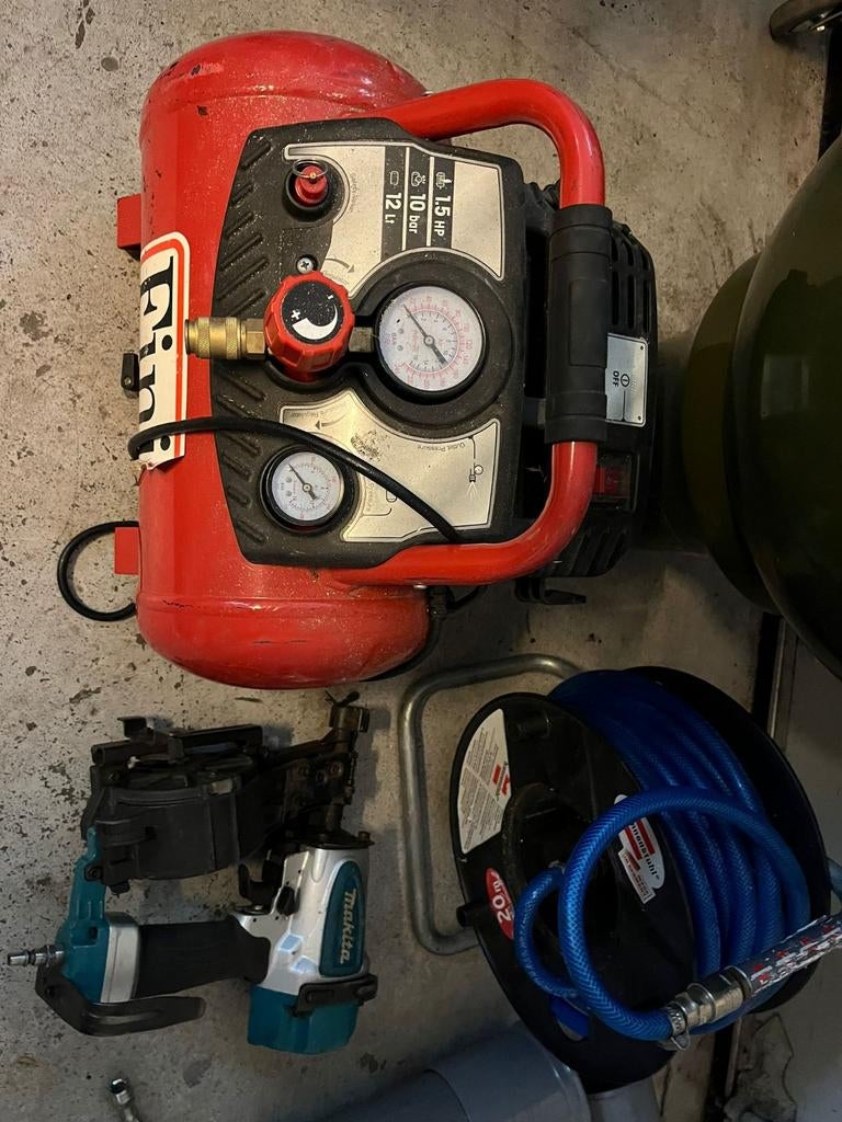 Fini compressor 1.5 PK 10 bar 12 liter + tacker, Doe-het-zelf en Verbouw, Gebruikt, 10 bar of meer, Ophalen of Verzenden, 200 tot 400 liter/min