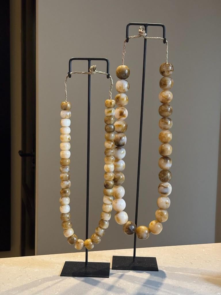 Luxe Kralenketting Op Standaard – Beige tinten 45x10 cm, Huis en Inrichting, Woonaccessoires | Overige, Meerkleurig, Overige materialen