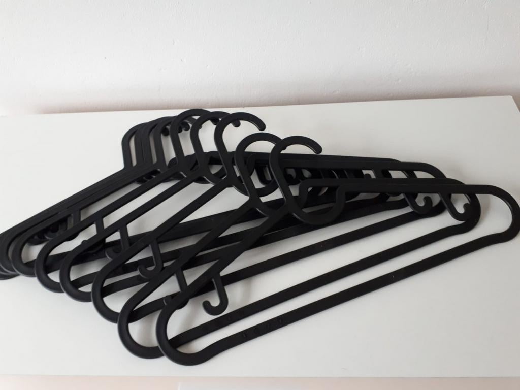 9 nieuwe zwarte kunstof kleding hangers, Ophalen, Nieuw, Kunststof, Volwassenen