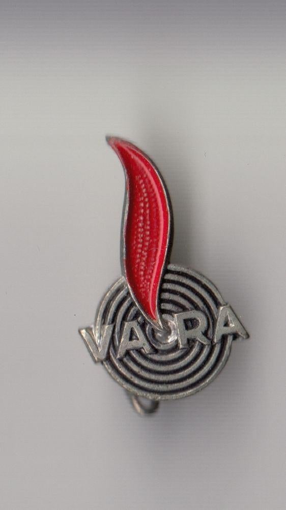Vara Radio TV omroep broche, Gebruikt, Niet vindbaar, Niet vindbaar, Speldje of Pin