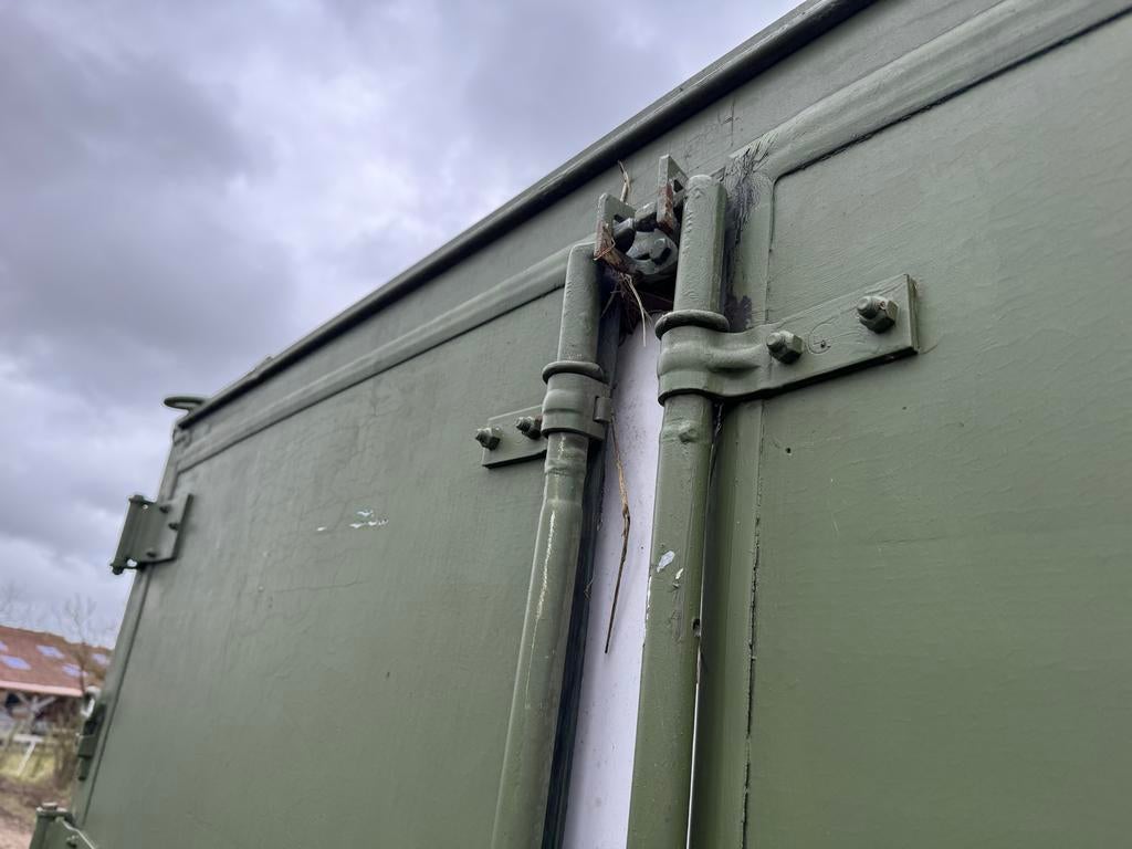 Hooi in overdekte voerwagen