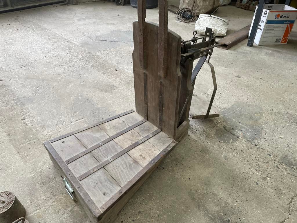 Antieke bascule uit 1953 met gewichten, Ophalen