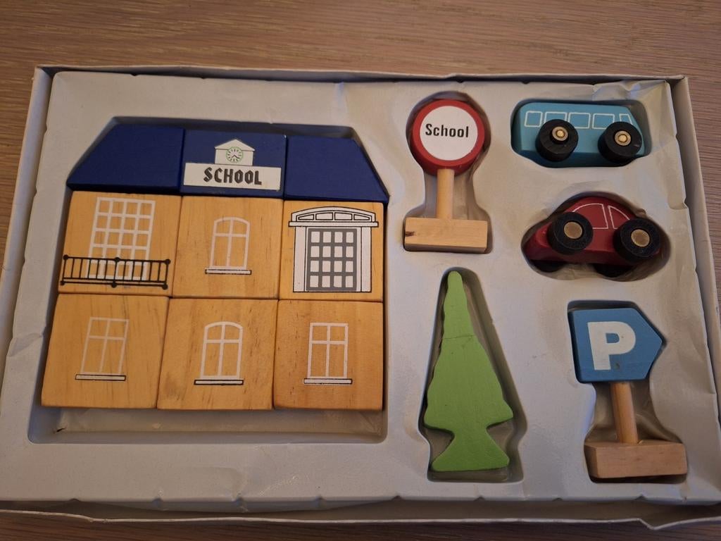 Houten bouwblokken set met school, auto's en bomen, Ophalen of Verzenden, Gebruikt, Overige typen