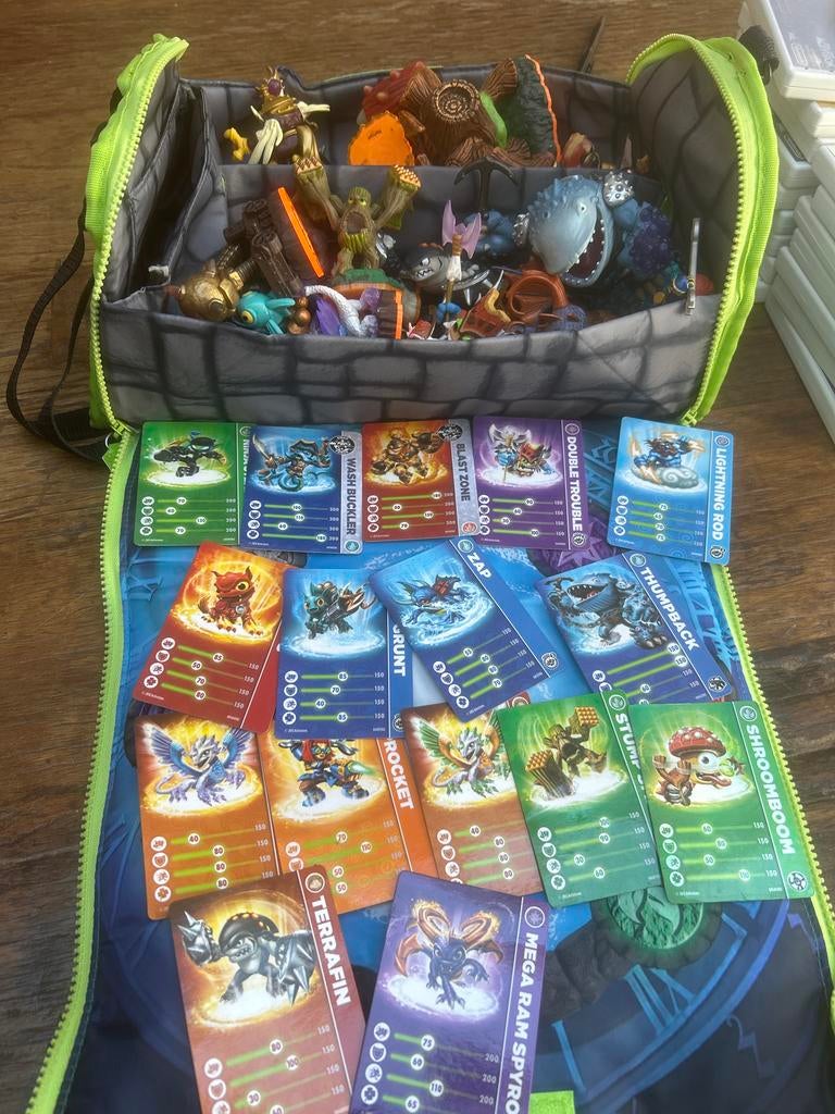Skylanders Giants set: 24 poppetjes, 2 portals en Wii spel, Ophalen, Gebruikt