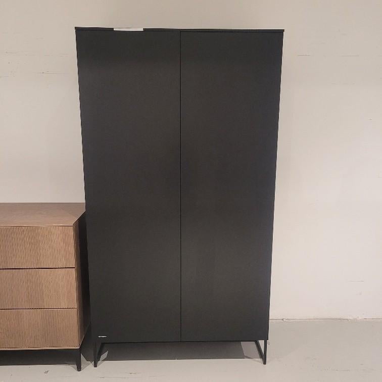 Kidsmill Intense II Kledingkast 2-Deurs Mat Zwart, Ophalen, Overige materialen, Zo goed als nieuw, Minder dan 25 cm
