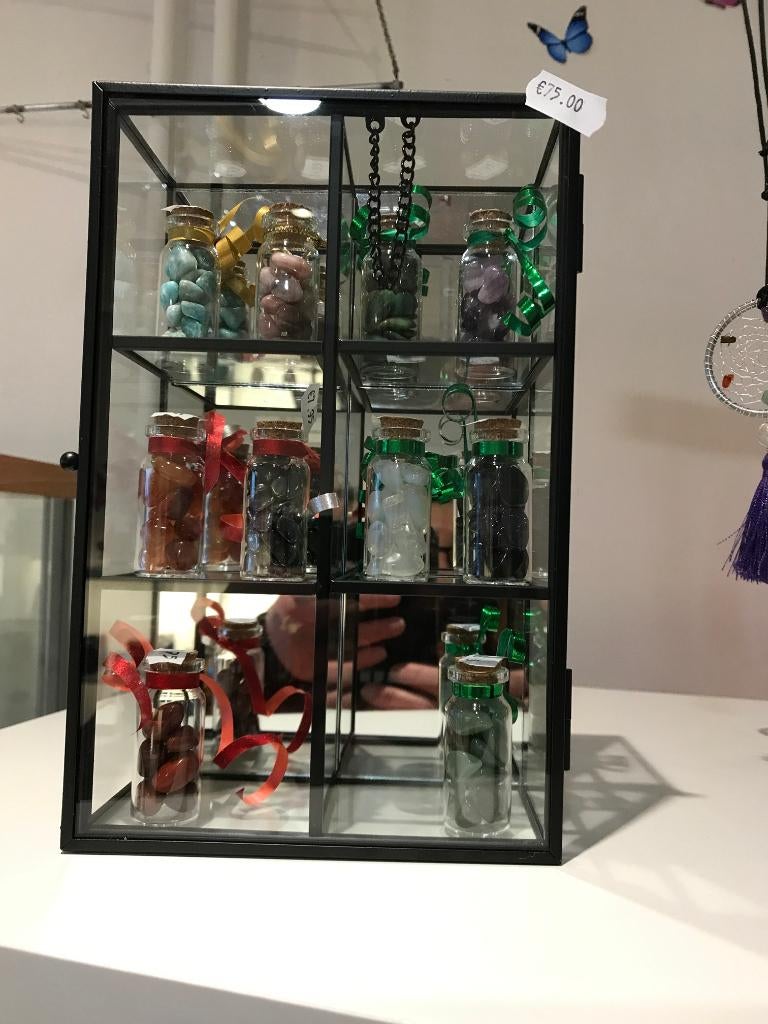 SPIEGEL LETTERBAK INCL. 10 GLAZENFLESJES GEVULD NU € 60,00, Ophalen of Verzenden, Mineraal