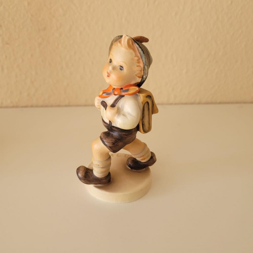 Hummel beeldje jongen met rugzak, Ophalen of Verzenden