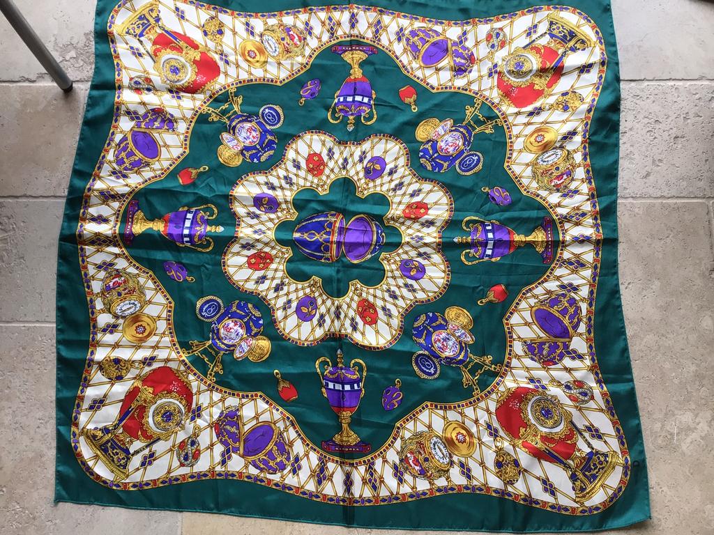 Grote satijnen sjaal, fabergé eieren, groen., Ophalen of Verzenden, Zo goed als nieuw, Maat 46/48 (XL) of groter, Sjaal