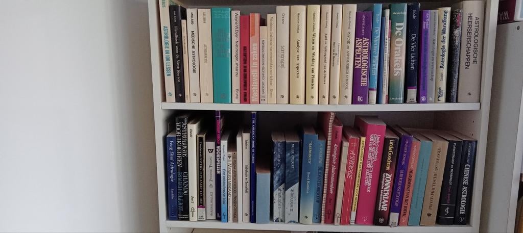 Veel boeken met als thema: astrologie, Boeken, Esoterie en Spiritualiteit, Ophalen of Verzenden, Zo goed als nieuw, Astrologie
