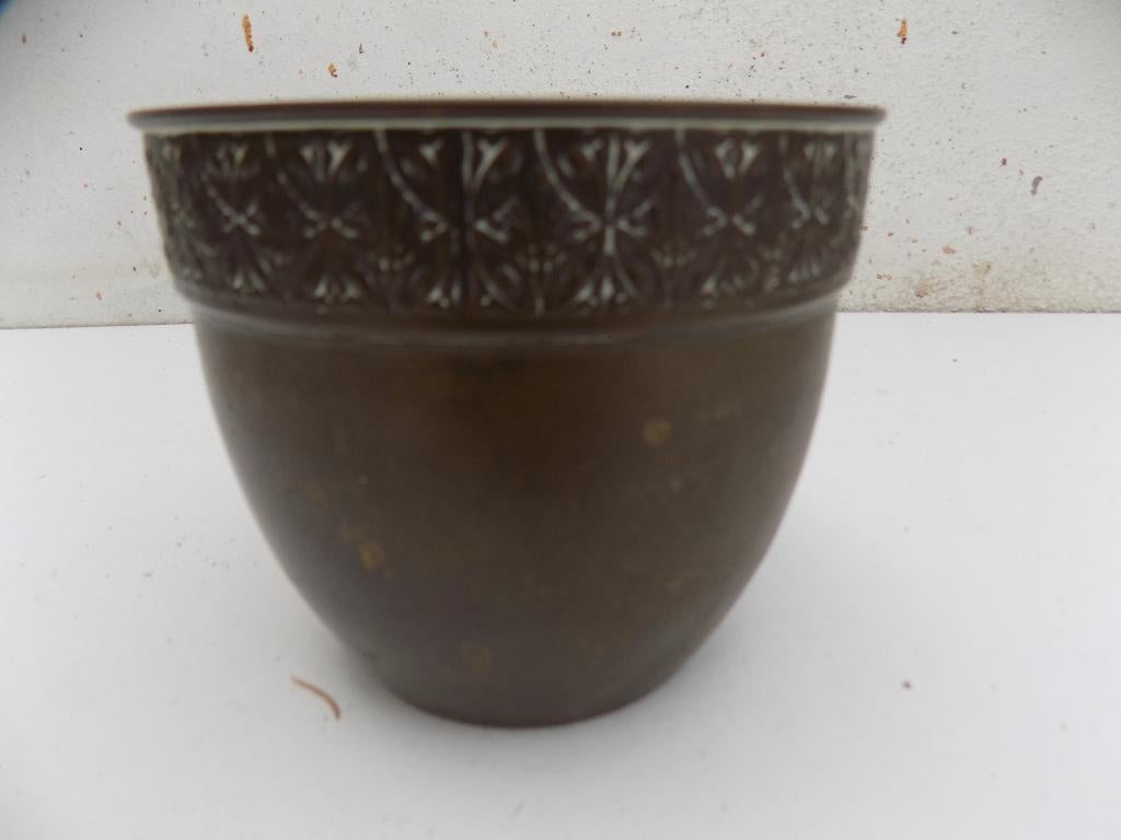 Oude koperen bloempot met typerende randdecoratie., Gebruikt, Rond, Ophalen of Verzenden, Aardewerk